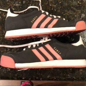Adidas black and pink Samoa size 10 in women’s